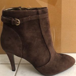 BRAND NEW NEVER WORN - DK BROWN SUEDE BOOTIE